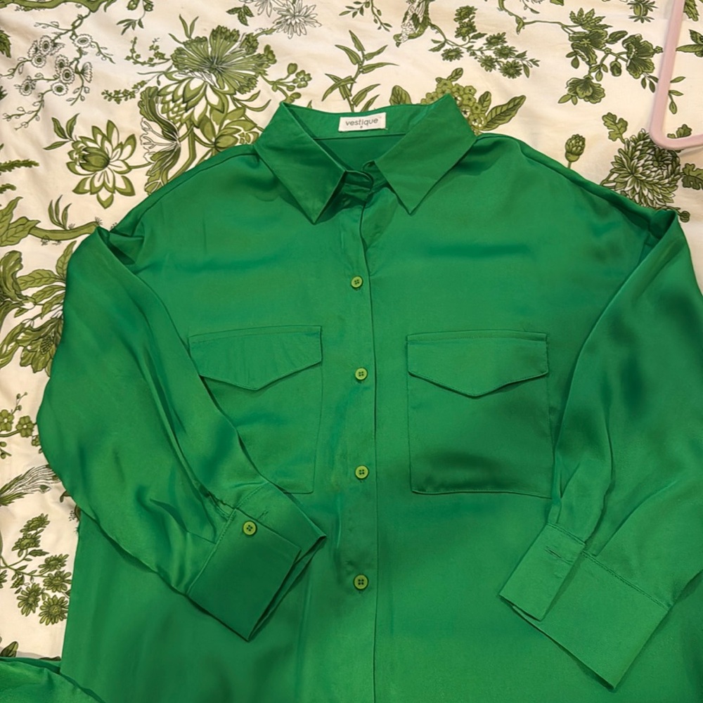 Loose fitted satin- like (polyester) shirt dress. Excellent condition.